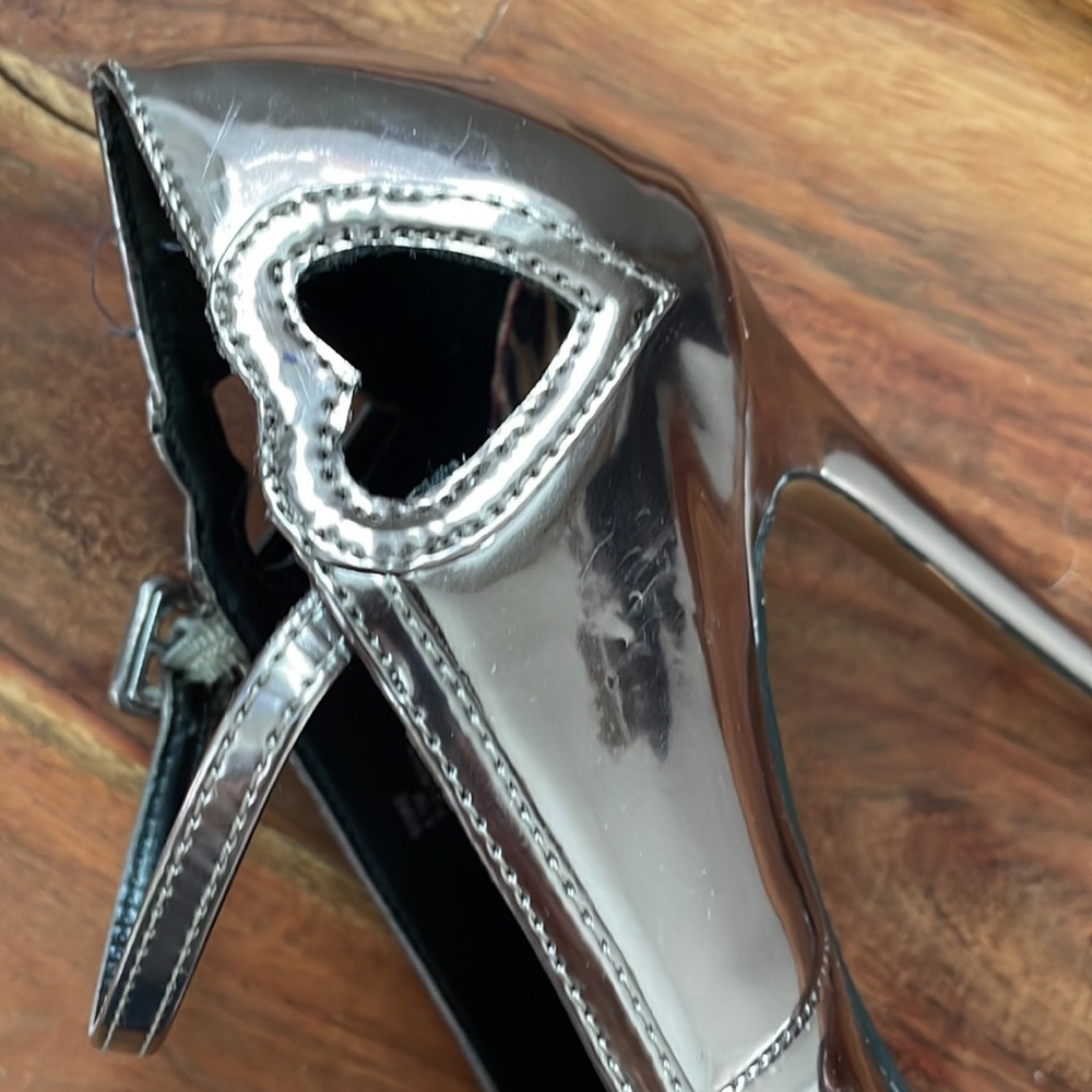 Betsey Johnson “Mimie” Heart Cutout Metallic High Heels. Excellent condition - Picture 4 of 14